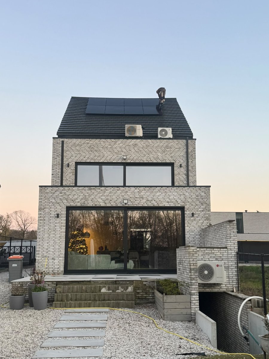 Zwarte kozijnen en schuifpui bij moderne woning in Limburg