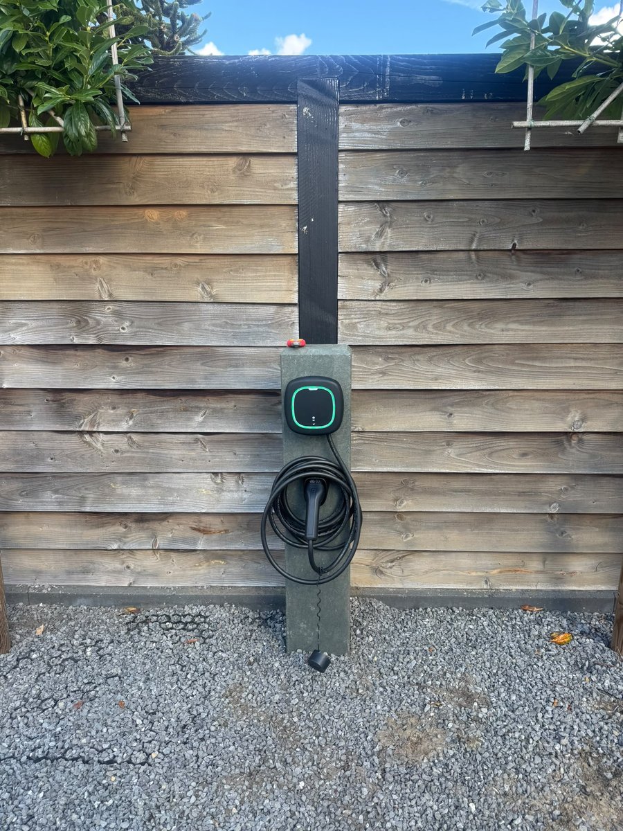 Wallbox laadpaal aan gevel