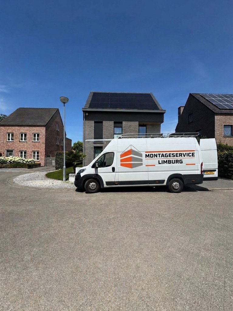 Montage Service Limburg bus bij woning met rolluiken en zonnepanelen