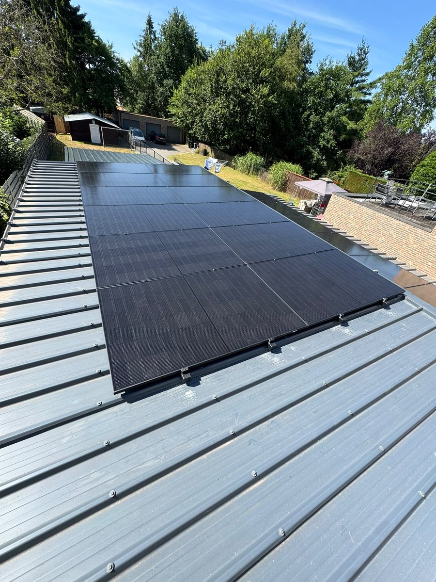 Zonnepanelen installatie op dak in Limburg
