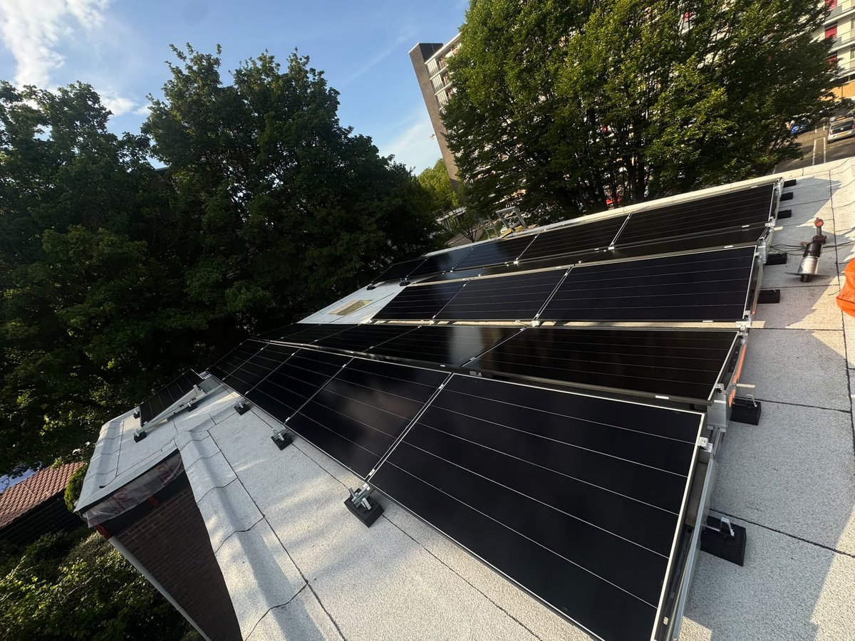 Zonnepanelen op plat dak