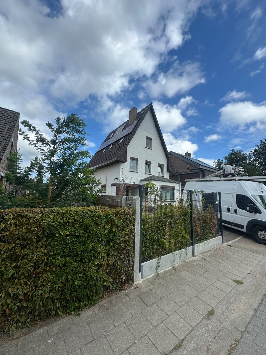Zonnepanelen installatie bij woning
